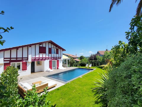 Beautiful villa with heated swimming pool, close to the ocean