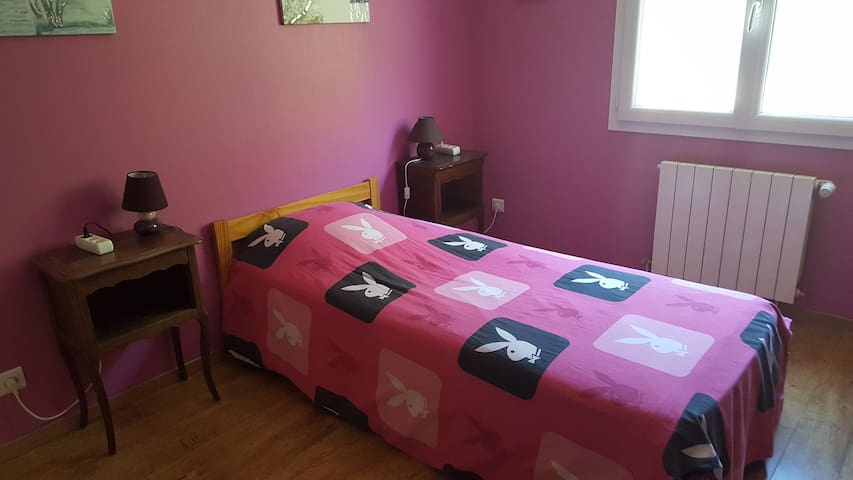 ROOM in house SAINTES 1 bed 90