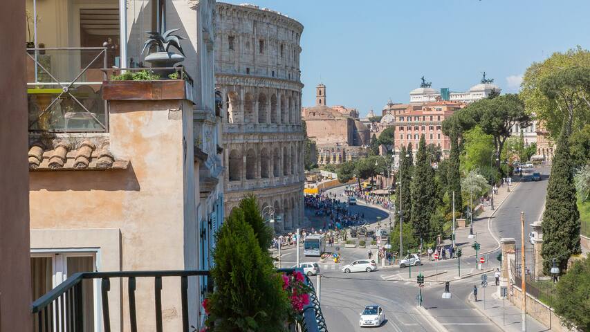 Rental In Rome – The Colosseum from your window! gallery image 5