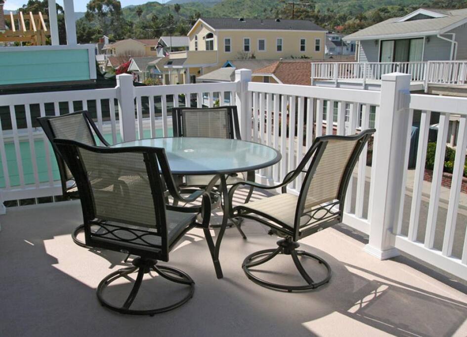 3-1409_Images_266_3-318 Claressa Up_balcony_4906