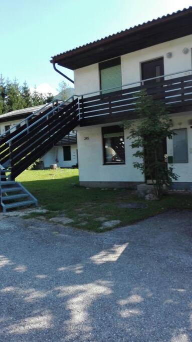 Haus von vorne, die Wohnung ist unten links, Parkplatz rechts vor dem Haus