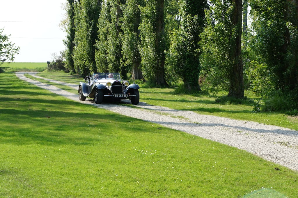 Arrivée en Bugatti..