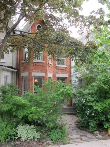 Fun and Bright House Queen West gallery image 2