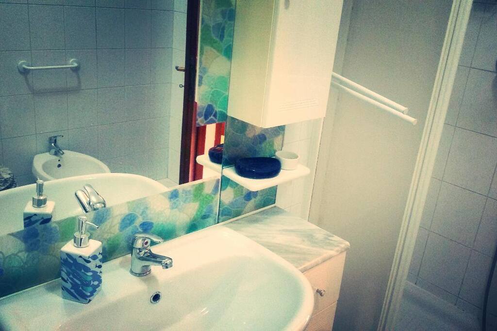 Bagno con box doccia