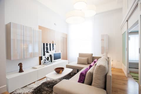 Popular Airbnb listing: CALM&COZY LOFT, ALFALFA SETAS SQUARE,WIFI+A/C in Sevilla