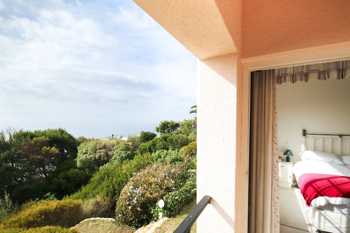 De master bedroom heeft een eigen overdekte veranda met uitzicht op onze eigen fynbos tuin
