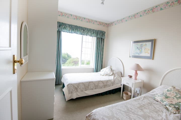 De slaapkamer met twee eenpersoonsbedden met nieuwe comfortabele bedden!