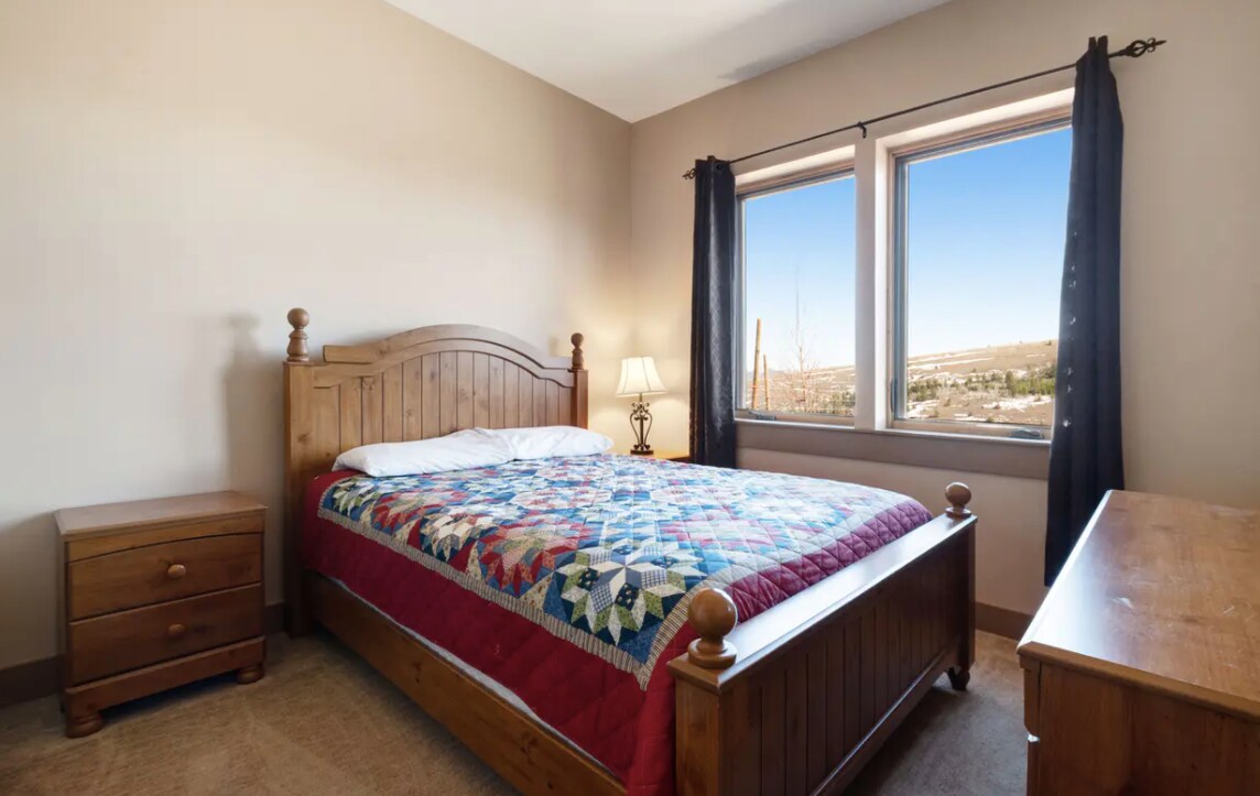 En la planta baja: dormitorio con 1 cama tamaño queen