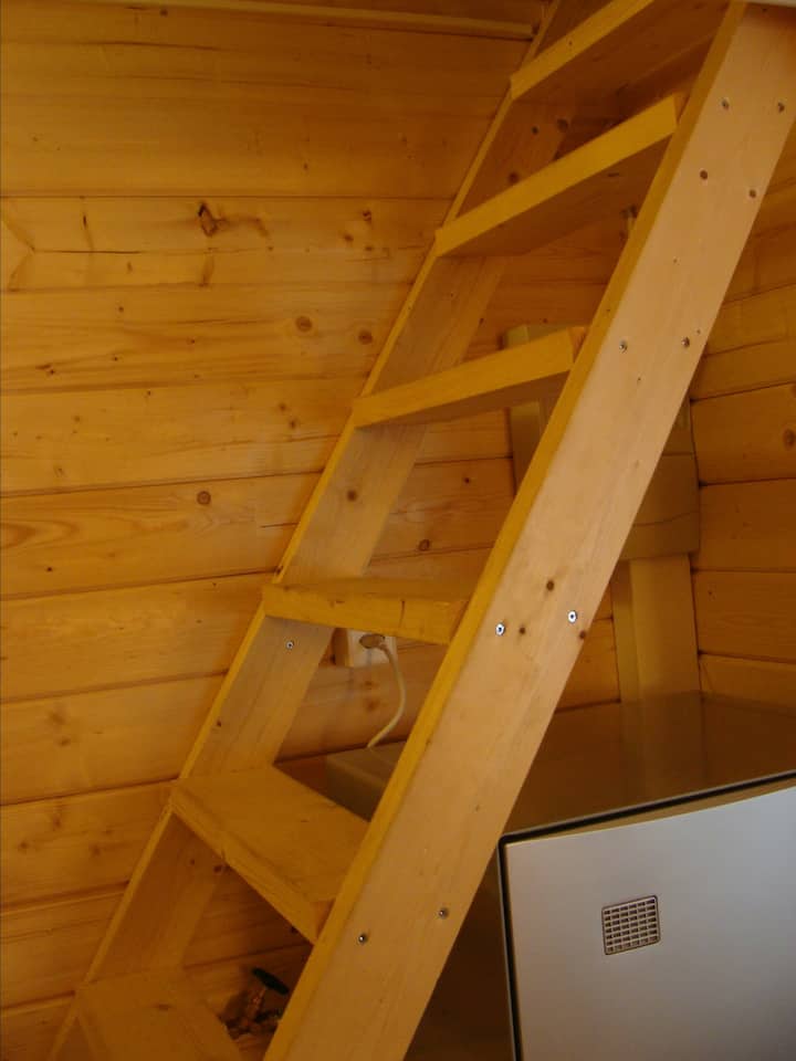 גרם מדרגות לרצפת השינה. שימו לב: לא מתאים לילדים קטנים.
מדרגות עד לרצפת השינה. שימו לב: לא מתאים לילדים קטנים מתחת לגיל 7. 