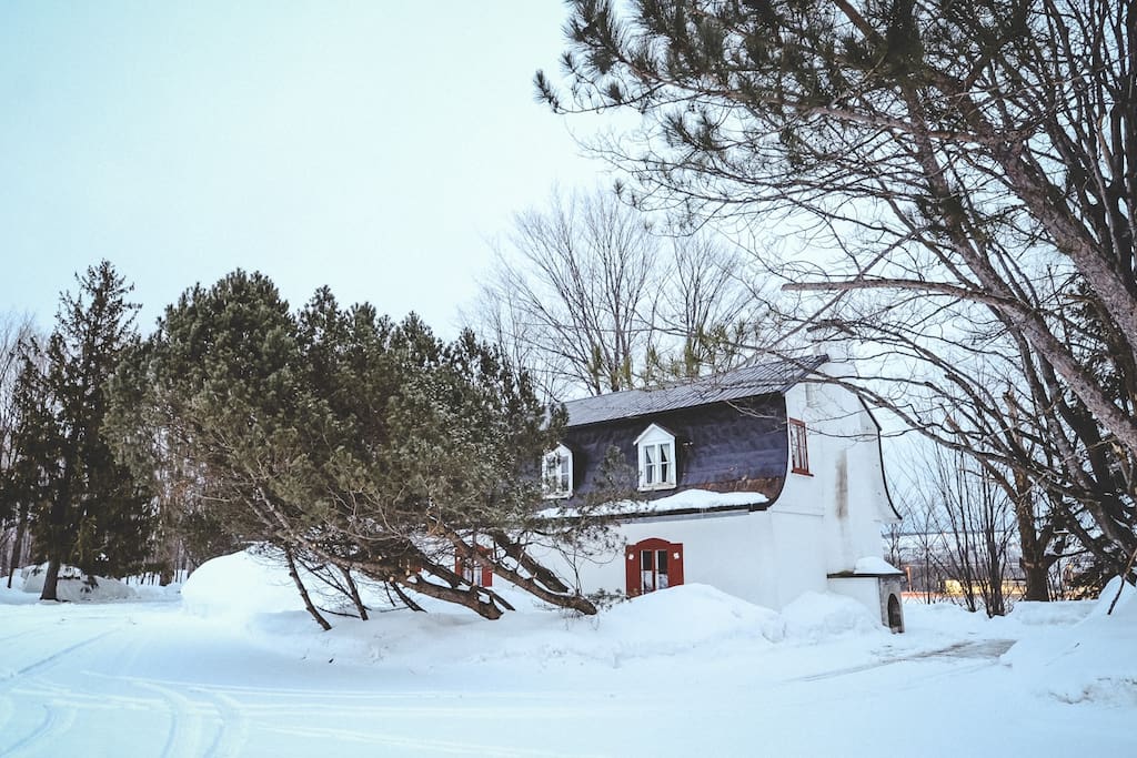 The backside of the home, with the same snowy blanket.