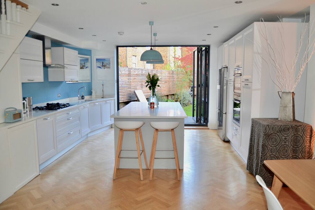Open plan kitchen/diner with breakfast bar