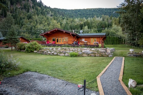 Gorgeous lakefront log cabin in the countryside