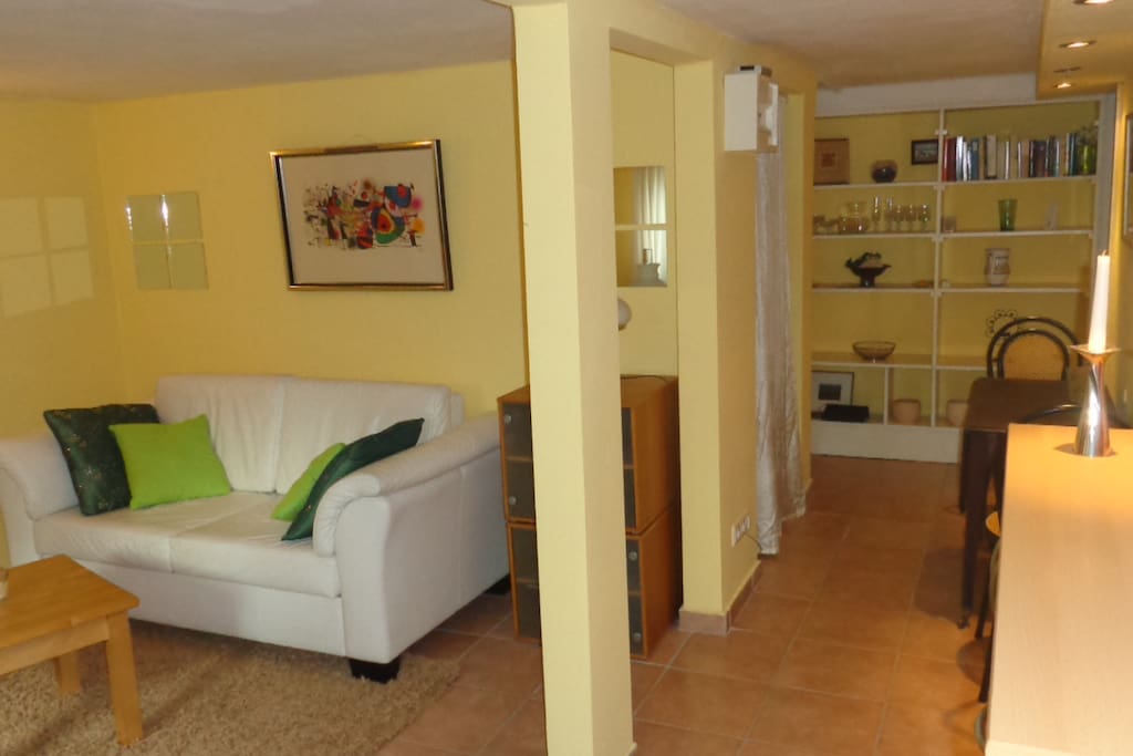 Blick vom Eingang auf Flur & Wohnzimmer