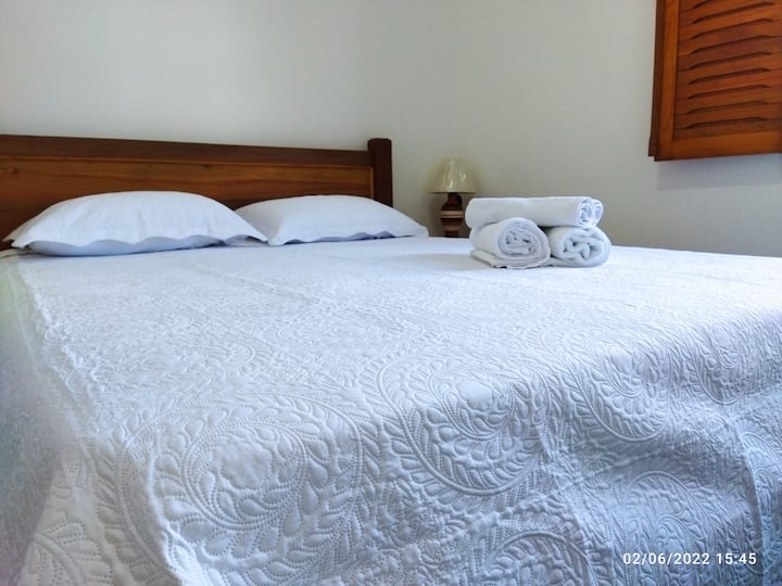 Detaje të krevatit dopio "queen" në pritje të një vizitori.