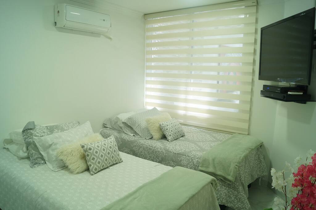 Habitación para dos personas con dos camas individuales, tv, aire acondicionado y closet.
Bedroom with two beds, tv, air conditioning and closet