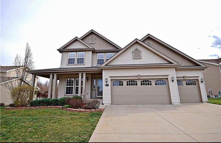 25 min from downtown St. Louis - 4 bedroom/4 bath