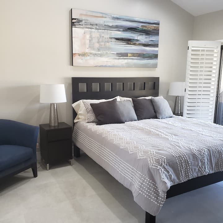 La chambre principale dispose d'un lit King Size Cal avec télévision 42".   Porte coulissante vers le patio et profitez de la vue !