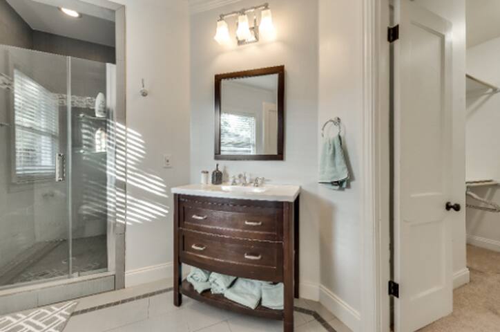 5★Main and Guest House✿5min Walk to Restaurants gallery image 5