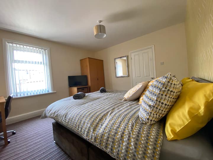 חדר שינה אמצעי למעלה, שמש אחר הצהריים.