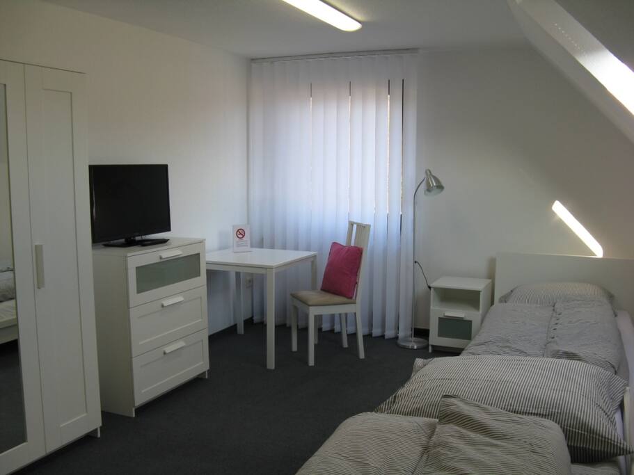 Zim. 2 Laptop Arbeitsplatz mit W-LAN und HD TV