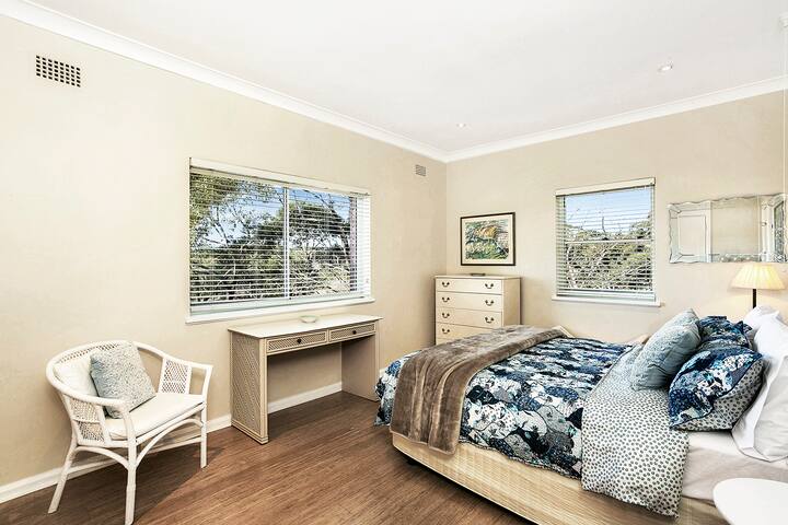 Balmoral Slopes w/ waterfront views -Pets Welcome! gallery image 4