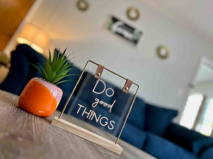 Cincy Furnished Stays Spacious Golden Retreat - Cincinnati, OH