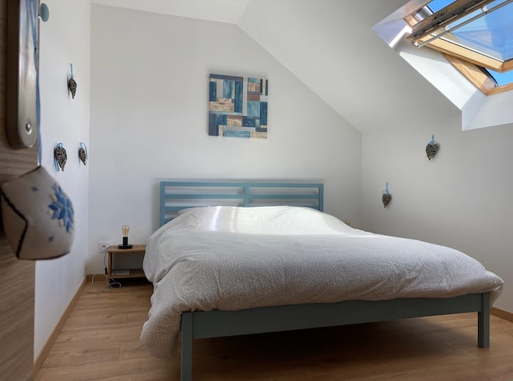 غرفة نوم رئيسية في الطابق العلوي مع مدخل للحمام 