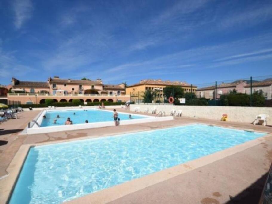 Piscine de la résidence avec restaurant