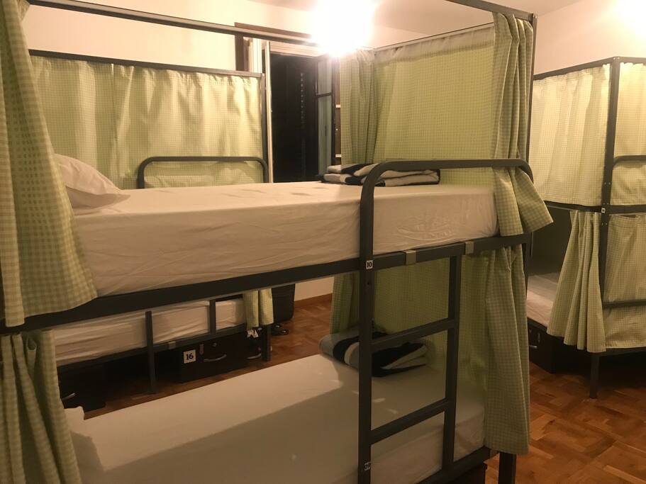 Habitación compartida - Literas semi-privadas con cortinas