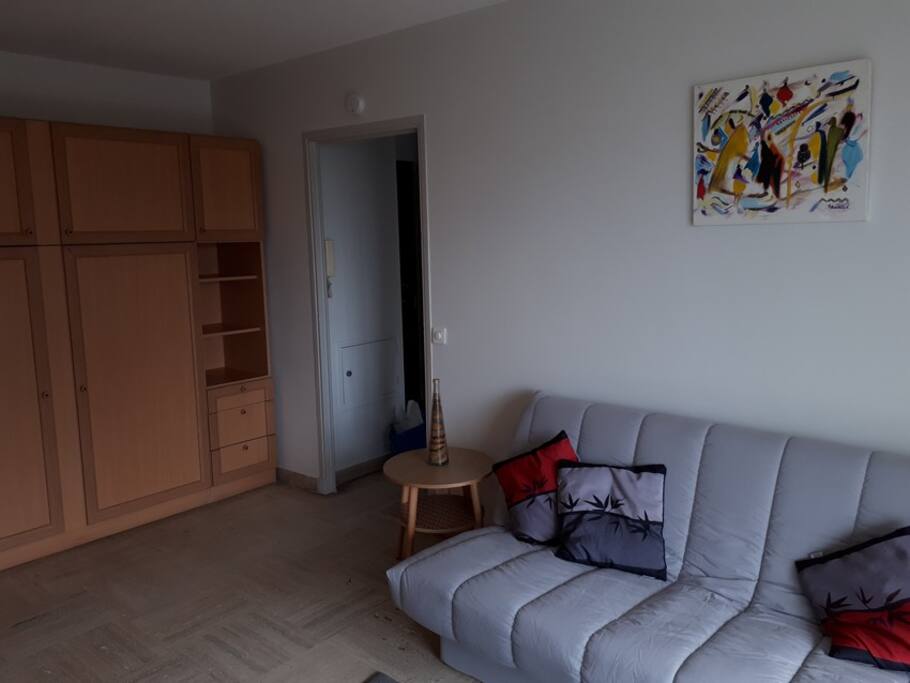 Pièce séjour avec lit escamotable et banquette lit