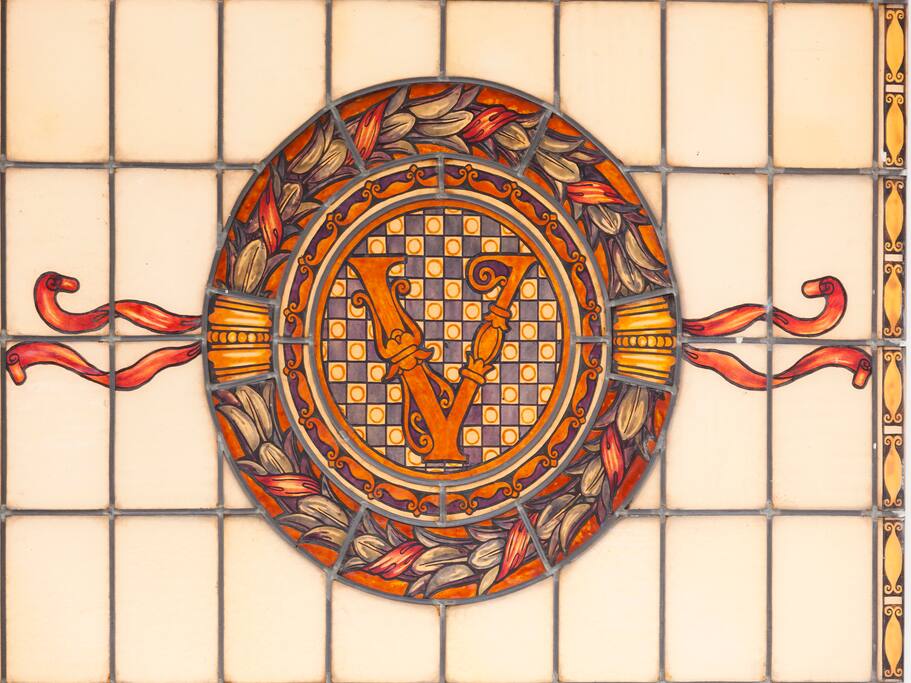 Hand painted liberty crest of the family who originally lived in the apartment. Lo stemma della famiglia prima proprietaria dell'appartamento, dipinto a mano su vetro, decoro interno.