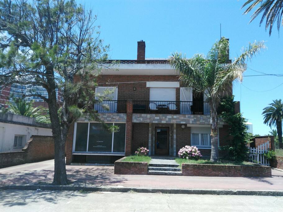Edificio con apartamento en alquiler en segundo piso,acceso vía escalera.
No recomendable para personas con dificultad motriz y tercera edad.