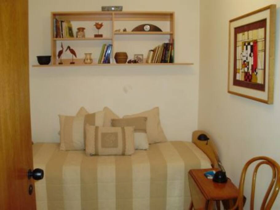Medio dormitorio con cama marinera. queda independiente separado por puertas queda como dormitorio