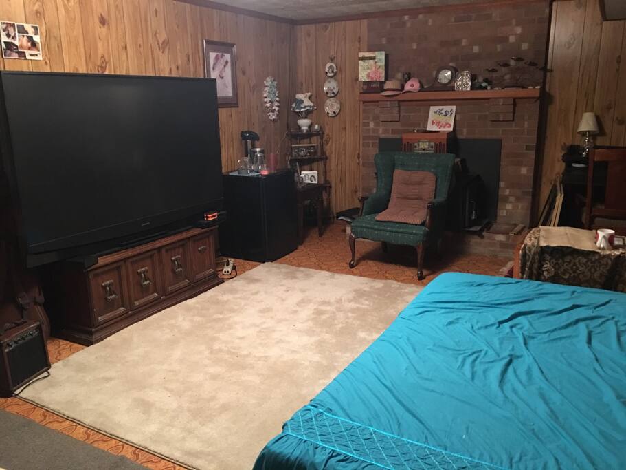 Spacious area with mini fridge, free coffee, and juice mixer