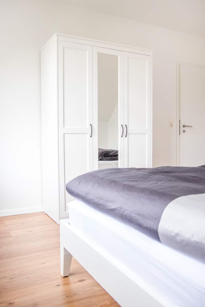 Chambre avec placard à miroirs