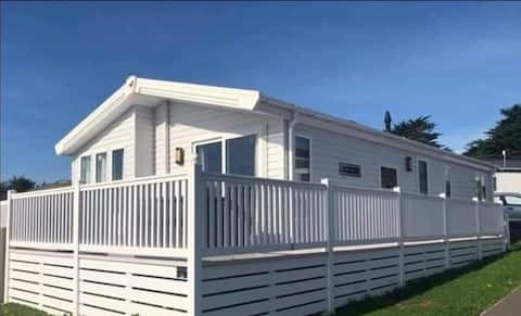 Successful Airbnb property: Coastal Reach Lodge is a stunning 3 bedroom lodge situated in Brixham in Brixham