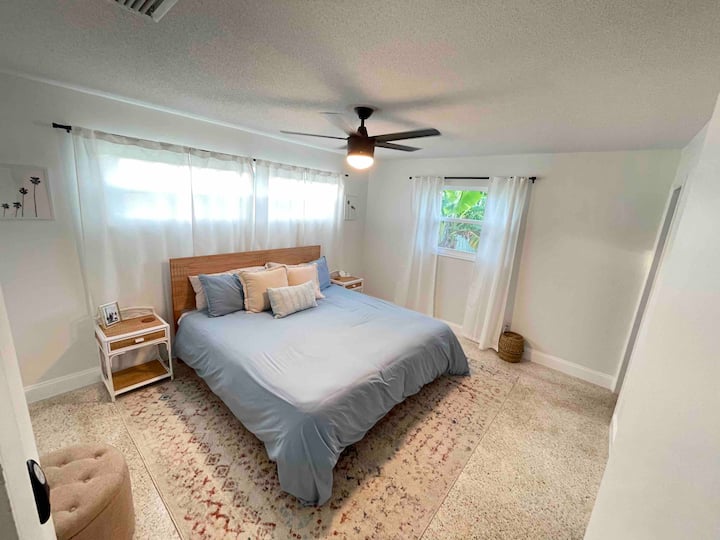 Главна спална соба: супер удобен брачен кревет, ладен клима уред, далечински управувач. 

Прозорец кон водата :) 