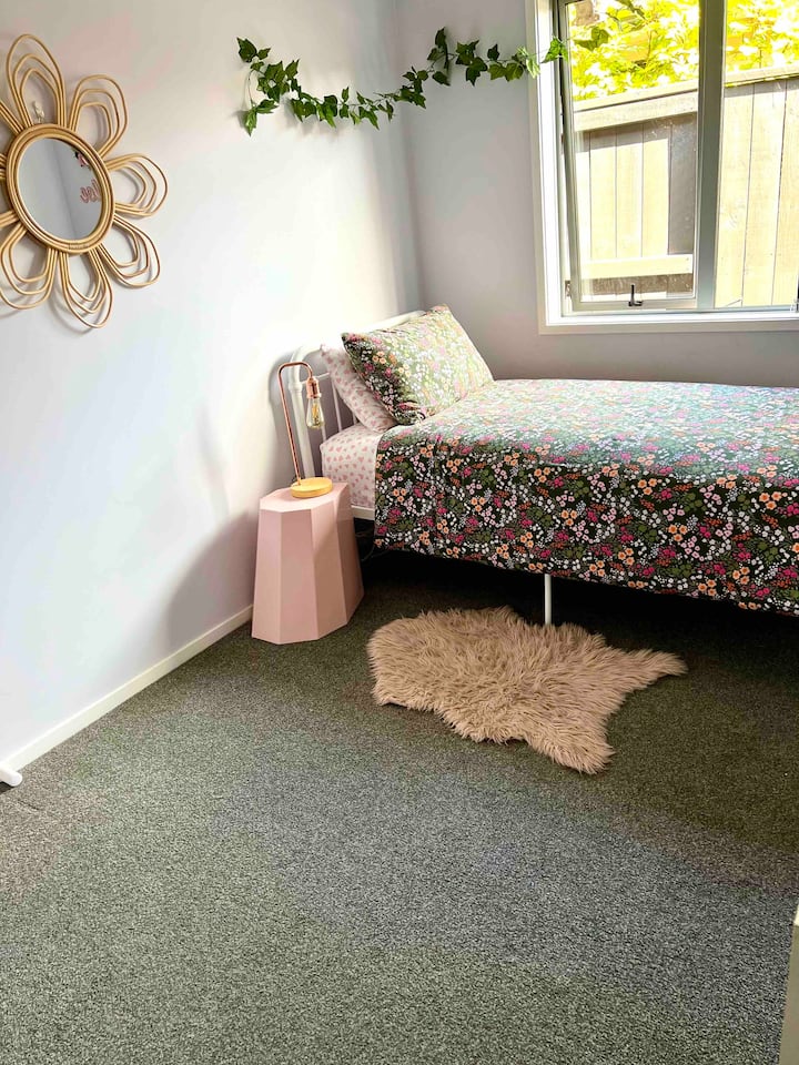 Ერთადგილიანი საწოლი იატაკის მატრასისთვის/გასაბერი ლეიბისთვის საკმარისი ადგილით