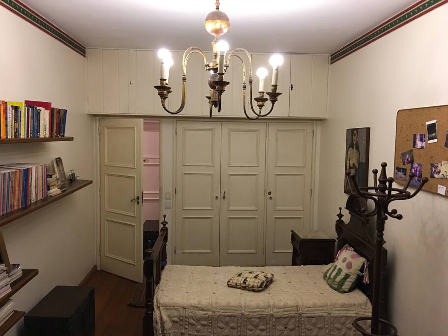 Quarto com cama de solteiro e disponibilidade para colocar um colchão.