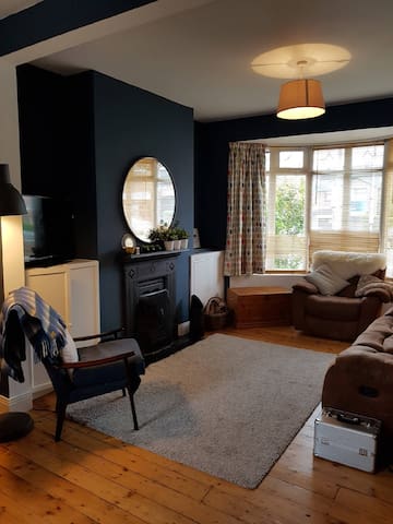 Friendly home 10min by bus 2 centre