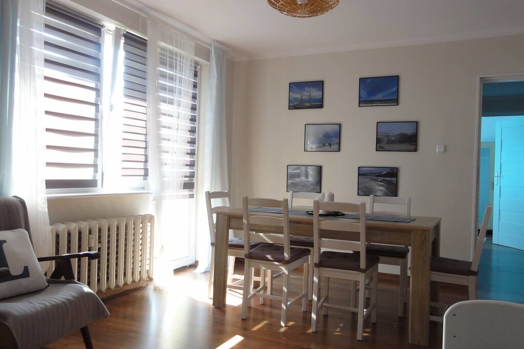 Villa Sopot Apartament Panorama - salon z balkonem i widokiem na morze
