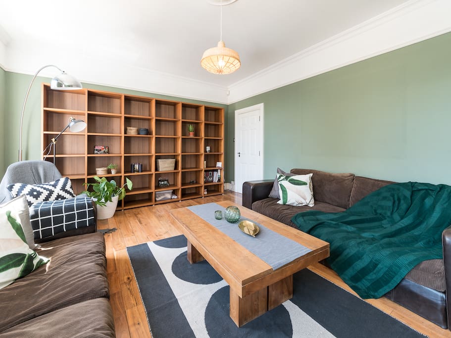 Bright & cozy living room