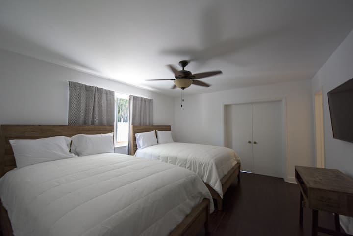 Dve postele Queen Pillow Top plus zrekonštruovaná kúpeľňa a 50-palcová TV s plochou obrazovkou s Wi-Fi a káblovými kanálmi.