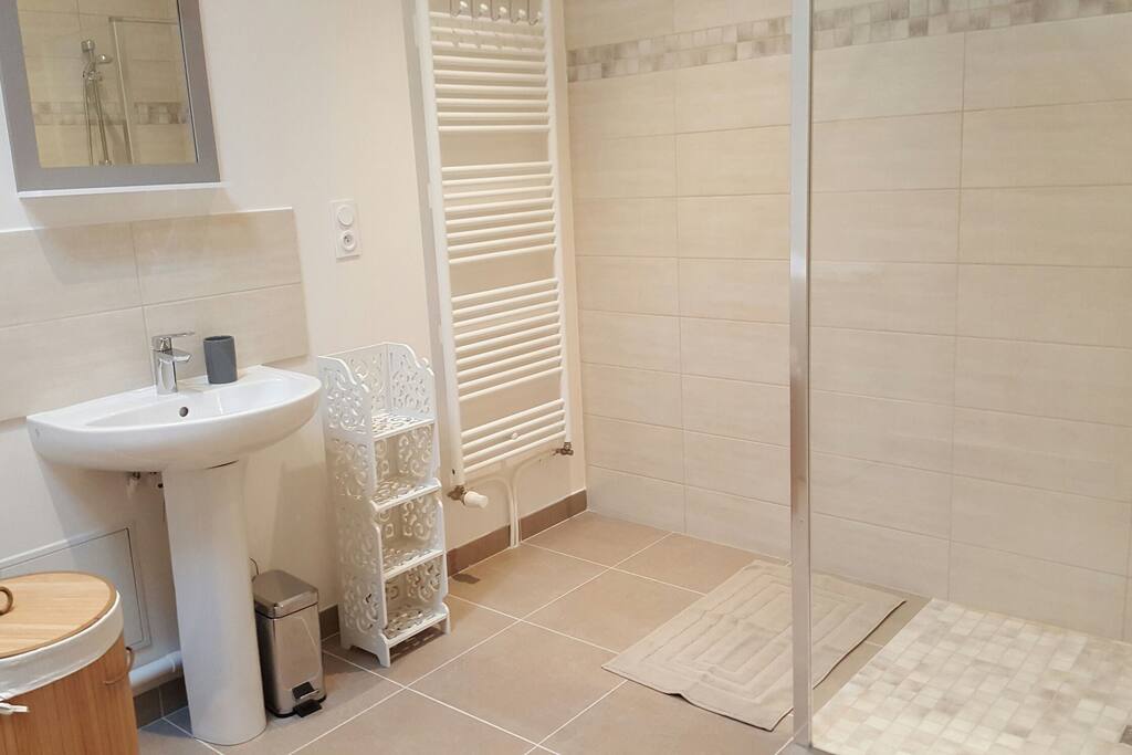 Salle de bain rez-de-chaussée avec machine à laver