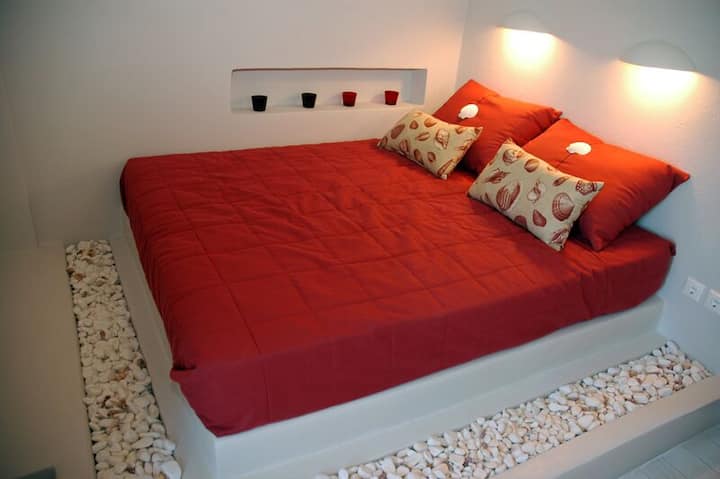 Υπνοδωμάτιο με διπλό κρεβάτι και μπάνιο με ντους - στο πάνω επίπεδο