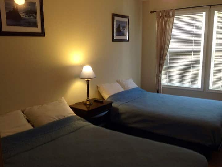 Трета спална соба со два кревета во целосна големина.