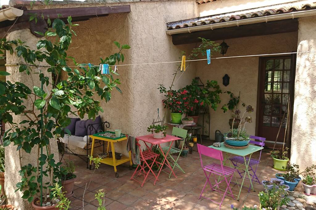 Terrasse avec accès direct de la salle à manger. Ombragée même en plein été.