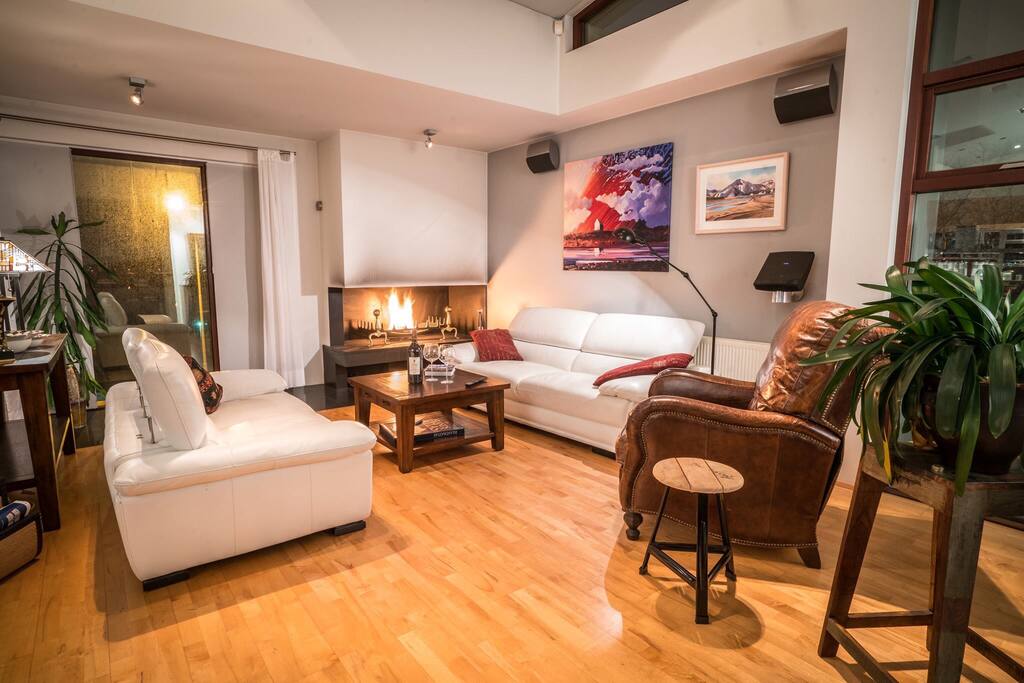 Here is the main living room, with high ceilings, a cozy fire place and a nice B&O stereo.