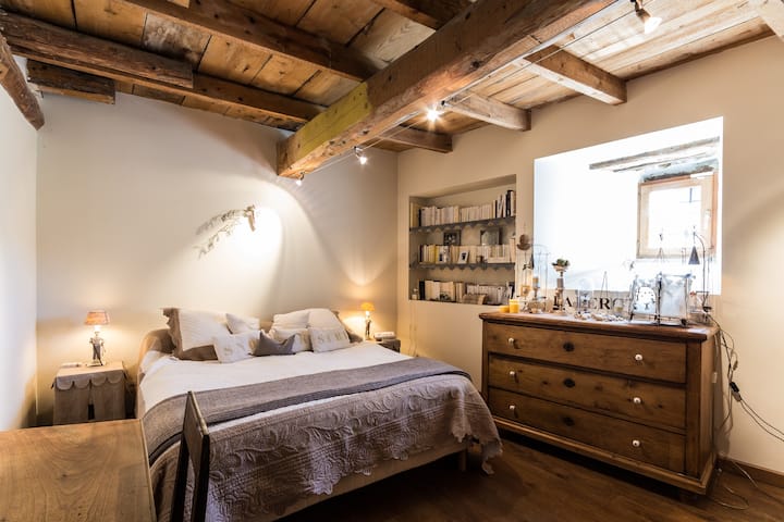 Prima camera con letto matrimoniale al primo livello. A destra quando si rientra in casa