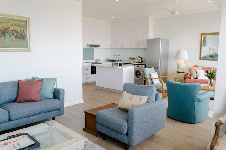 Contemporary 2.5 bedroom flat with full sea views gallery image 4